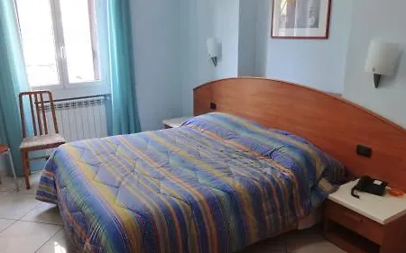 מלון Hotel2000 2*