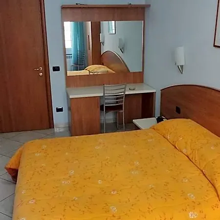 מלון Hotel2000 2*
